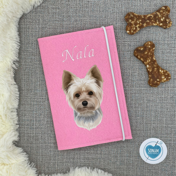 Designbeispiel der Impfpasshülle rosa für die Hunderasse Yorkshire Terrier particolor
